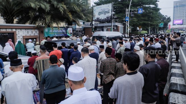 Warga jamaah Muhammadiyah melaksanakan salat Idul Fitri 1444 Hijriah di halaman Pusat Dakwah Muhammadiyah, Menteng, Jakarta Pusat, Jumat (21/4/2023). [Suara.com/Alfian Winanto]