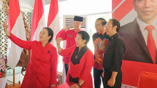 Ketua DPP PDIP Puan Maharani selfie bareng Megawati Soekarnoputri Ganjar Pranowo dan Prwsiden Jokowi  pada Jumat (21/4/2023). (Foto dok. PDIP)