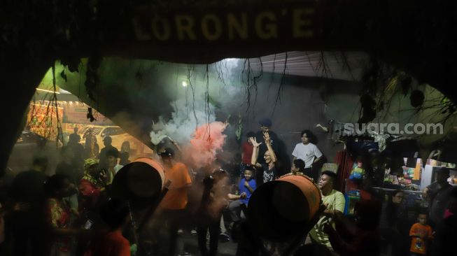 Warga menabuh bedug untuk merayakan Malam Takbiran menyambut Hari Raya Idul Fitri di Kawasan Manggarai, Jakarta, Jumat (21/4/2023). [Suara.com/Alfian Winanto]