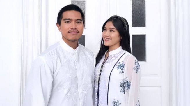 Hari Terakhir Ramadhan, Ini OOTD Erina Gudono Kenakan Busana Muslim Putih yang Serasi dengan Kaesang Pangarep