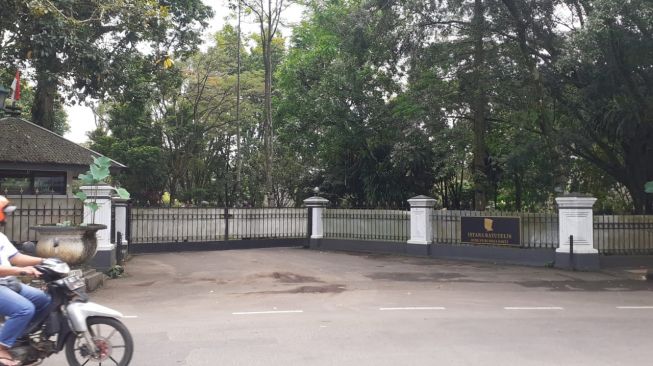 Jelang Penetapan Capres PDIP, Sejumlah Mobil Berdatangan Memasuki Istana Batu Tulis