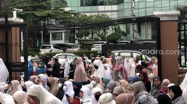 Suasana salat Id di Jalan Raya Menteng arah Tugu Tani, Jakarta [Suara.com/Dea Hardianingsih Irianto].