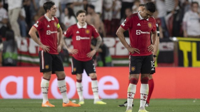 Ekspresi para pemain Manchester United pada laga perempat final Liga Europa kontra Sevilla di Stadion Ramon Sanchez Pizjuan, Sevilla, Spanyol, Jumat (21/4/2023) dini hari WIB. [JORGE GUERRERO / AFP]