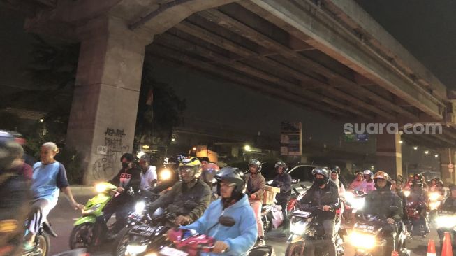 Malam Takbiran, Jalur Kalimalang Padat Merayap Dipenuhi Pemudik Motor