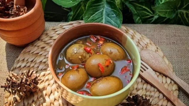 Resep Telur Bumbu Petis Menu Praktis untuk Makan Keluarga