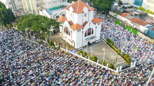 Umat muslim melaksanakan Salat Idul Fitri 1444 H di kawasan Jatinegara, Jakarta Timur, Sabtu (22/4/2023). [Suara.com/Alfian Winanto]