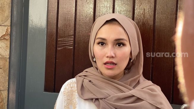 Ayu Ting Ting ditemui di kawasan Sukmajaya, Depok, Jawa Barat, Sabtu (22/4/2023). [Adiyoga Priyambodo/Suara.com]