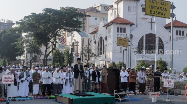 Umat muslim melaksanakan Salat Idul Fitri 1444 H di kawasan Jatinegara, Jakarta Timur, Sabtu (22/4/2023). [Suara.com/Alfian Winanto]