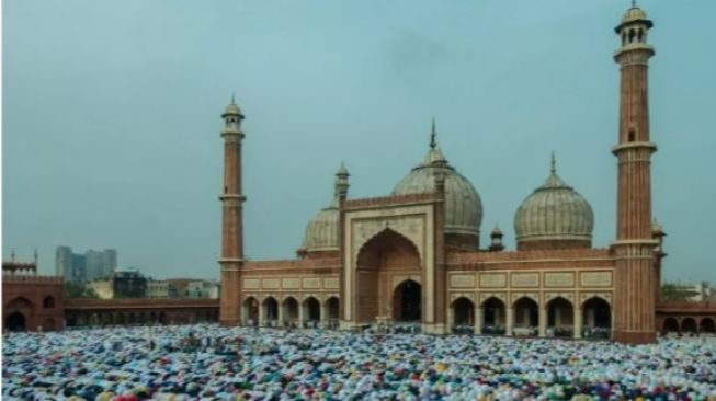 8 Tradisi Unik Perayaan Lebaran di Indonesia: Perang Ketupat hingga Festival Meriam