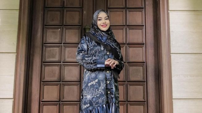 Inspirasi Outfit Lebaran dari Artis Berhijab (Instagram/@aurelie.hermansyah)