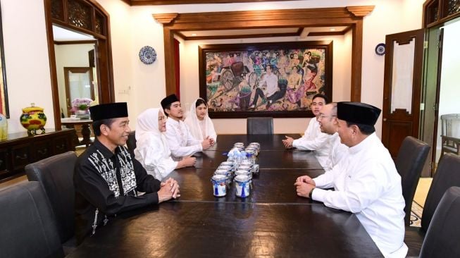 Menteri Pertahanan (Menhan) Prabowo Subianto bersilaturahmi ke kediaman Presiden Joko Widodo atau Jokowi di Solo, Sabtu (22/4/2023). (Tim media Prabowo)