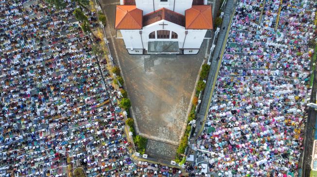 Umat muslim melaksanakan Salat Idul Fitri 1444 H di kawasan Jatinegara, Jakarta Timur, Sabtu (22/4/2023). [Suara.com/Alfian Winanto]