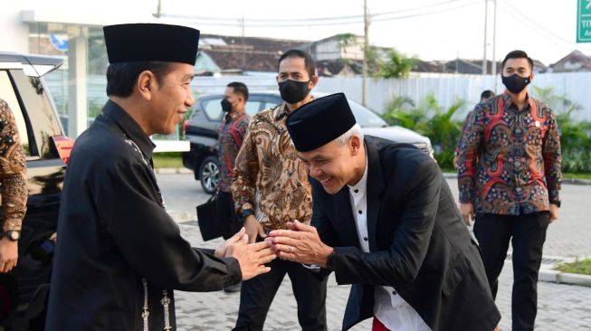 Presiden Joko Widodo dan Ganjar Pranowo sebelum melaksanakan saat Idul Fitri 1444 Hijriah di Masjid Raya Sheikh Zayed, Kota Surakarta, Jawa Tengah, Sabtu (22/4/2023). (Biro Pers Sekretariat Presiden)