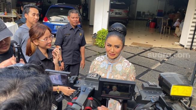 Krisdayanti ditemui di kediamannya di kawasan Cilandak, Jakarta Selatan, Sabtu (22/4/2023). [Adiyoga Priyambodo/Suara.com]