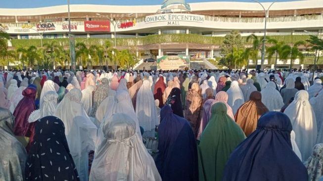 Puluhan Ribu Umat Muslim Salat Id di Parkiran Mall
