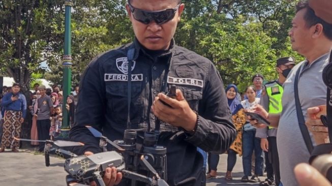 Nekat Terbangkan Drone Saat Garebeg Syawal, Sat Brimob Turunkan Paksa