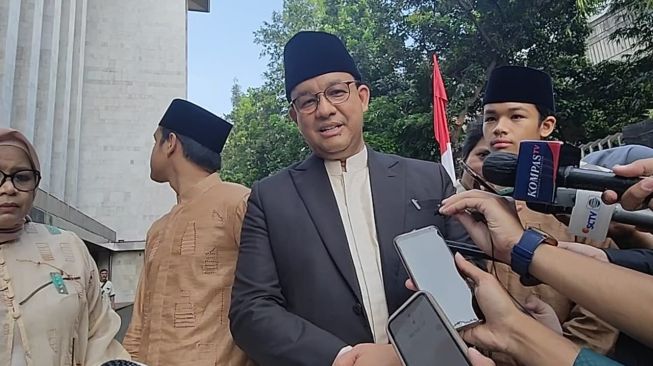 Anies Baswedan seusai salat Idul Fitri di Masjid Istiqlal, Jakarta, Sabtu (22/4/2023). (Rakha Ariyanto/Suara.com) 