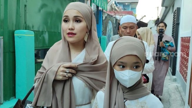 Ayu Ting Ting ditemui di kawasan Sukmajaya, Depok, Jawa Barat, Sabtu (22/4/2023). Ayu bersama keluarga menjalani Salat Ied. [Adiyoga Priyambodo/Suara.com]