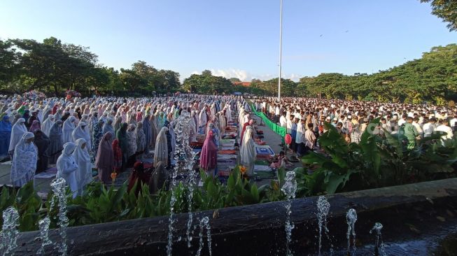 Pelaksaan salat Idul Fitri di Lapangan Lumintang, Denpasar, Bali, Sabtu (22/4/2023). [Suara.com / Eviera Paramita Sandi] 