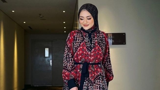 Inspirasi Busana Liburan dari Artis Hijab (Instagram/@nathalieholscher)