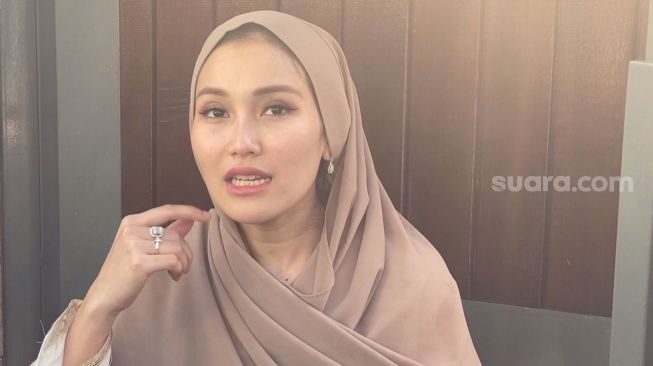 Ayu Ting Ting ditemui di kediamannya di kawasan Sukmajaya, Depok, Jawa Barat, Sabtu (22/4/2023). [Adiyoga Priyambodo/Suara.com]