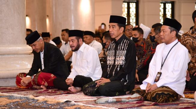 Momen Jokowi dan Ganjar Pranowo Salat Id di Masjid Solo, Sarung yang Dipakai Jadi Sorotan