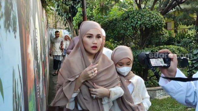 Ayu Ting Ting ditemui di kawasan Sukmajaya, Depok, Jawa Barat, Sabtu (22/4/2023). Ayu bersama keluarga menjalani Salat Ied. [Adiyoga Priyambodo/Suara.com]