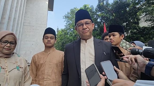 Anies Baswedan usai salat Idul Fitri di Masjid Istiqlal, Jakarta, Sabtu (22/4/2023).  (Rakha Ariyanto/Indonesia) 