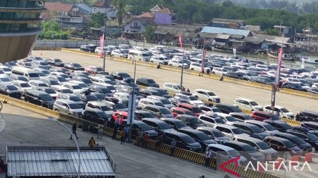 Lebaran Hari Pertama, Kepadatan Kendaraan Roda Empat Terjadi di Dermaga Eksekutif Bakauheni