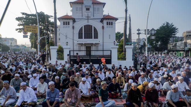 Umat muslim melaksanakan Salat Idul Fitri 1444 H di kawasan Jatinegara, Jakarta Timur, Sabtu (22/4/2023). [Suara.com/Alfian Winanto]