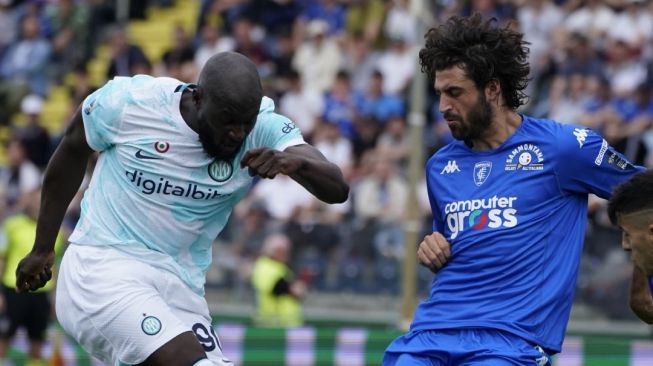 Striker Inter Milan, Romelu Lukaku (kiri) melepaskan tembakkan yang berbuah gol kedua timnya dalam pertandingan pekan ke-31 Liga Italia 2022-2023 antara Empoli vs Inter Milan di Stadion Carlo Castellani, Empoli pada Minggu (23/4/2023) malam WIB. [Twitter/@SerieA_ID]