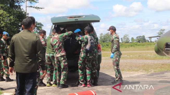 Proses evakuasi Pratu F, prajurit TNI kelima yang gugur oleh serangan kelompok separatis teroris (KST) di Mugi-man, Nduga, Papua. ANTARA/HO-Puspen TNI