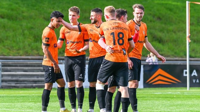 Marselino Ferdinan mencetak gol debut di Liga 2 Belgia atau Challenger Pro League 2022-2023 bersama KMSK Deinze dalam pertandingan kontra Virton dalam lanjutan play-off degradasi di Burgemeester Van de Wielestadion, Sabtu (22/4/2023). KMSK Deinze menan 3-1. [KMSK Deinze/Twitter]