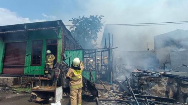 Gara-gara Tabung Gas Bocor, 10 Rumah di Cakung Jaktim Hangus Terbakar