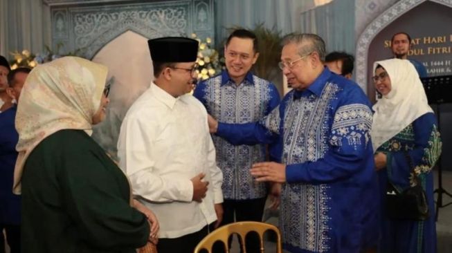 Mantan Gubernur DKI Jakarta Anies Baswedan mendapatkan wejangan dari Presiden ke-6 RI Susilo Bambang Yudhoyono (SBY) di kediaman AHY. (Instagram)