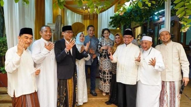 Mantan Gubernur DKI Jakarta, Anies Baswedan dan Menteri Pariwisata dan Ekonomi Kreatif, Sandiaga Uno berkunjung ke rumah Ketua Majelis Syuro PKS, Salim Segaf saat perayaan Idul Fitri 2023 pada Sabtu (22/4/2023). (Instagram)