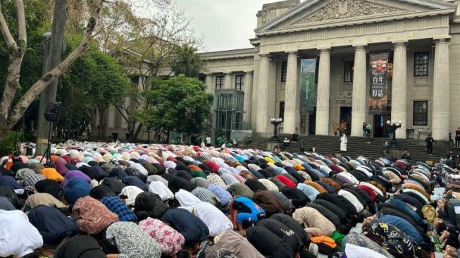 Ribuan WNI menunaikan Shalat Id di halaman Museum Nasional Taiwan, Taipei, Sabtu (22/4/2023). [ANTARA/PCINU Taiwan]