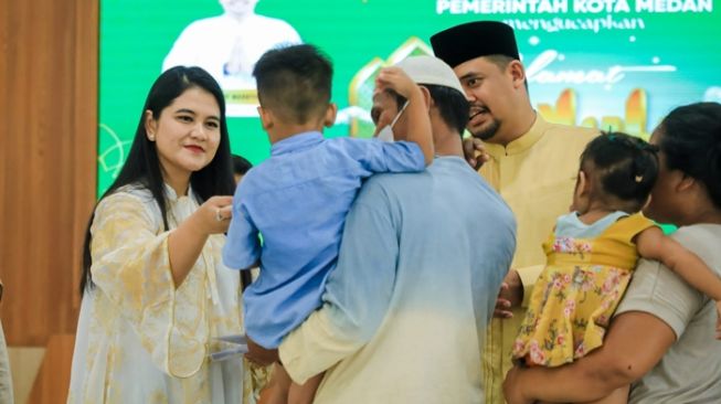 Open House Lebaran, Bobby Nasution Beri Hadiah ke Masyarakat