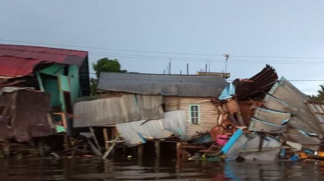 Tongkang Hancurkan Puluhan Rumah pada Hari Lebaran