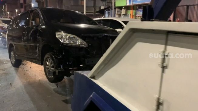 Toyota Innova Hitam Terguling, Buntut Tabrak Separator Transjakarta di Senen Jakarta Pusat