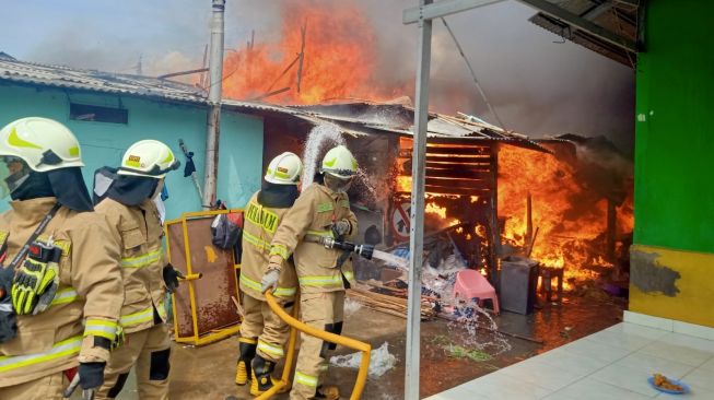 Diduga Akibat Korsleting Listrik, 30 Rumah Petak Semi Permanen Hangus Terbakar di Pademangan