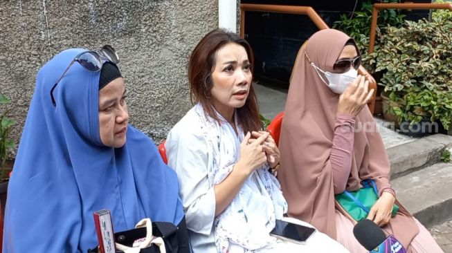 Cici Tegal, Irene Liberawati, dan Meidiana Hutomo saat ditemui di rumah duka Iqbal Pakula di kawasan Jatibening Baru, Pondok Gede, Bekasi (Selasa 25/4/2023). [Suara.com/Tiara Rosana]