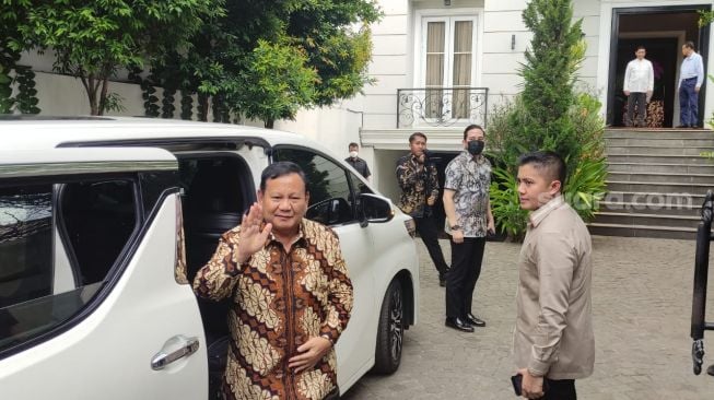 Prabowo Subianto Kunjungi Rumah Wiranto, Langsung Disambut depan Pintu