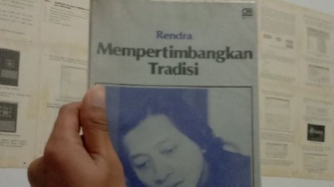 Belajar Mengkritisi Kebudayaan Melalui Buku 'Mempertimbangkan Tradisi' Karya WS Rendra