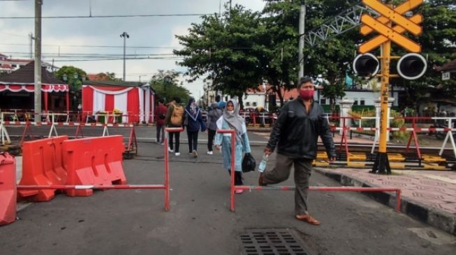 Perlintasan Stasiun Tugu Diportal, Becak Kayuh Kesulitan Masuk Malioboro