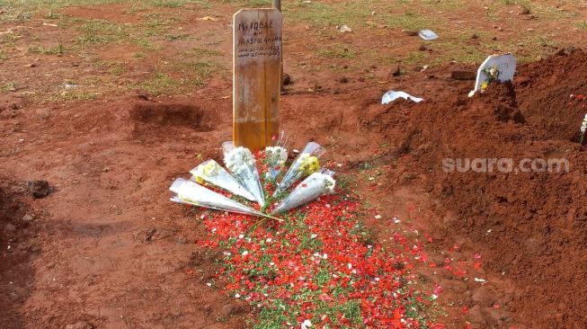 Makam Iqbal Pakula di TPU Menteng Pulo, Kuningan, Jakarta Selatan (Selasa, 25/4/2023). [Suara.com/Tiara Rosana]