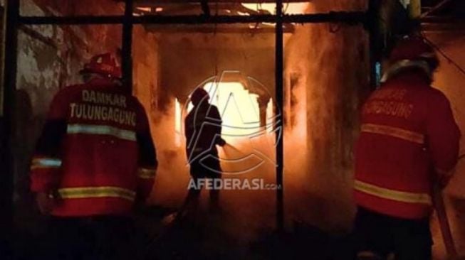 Ditinggal Mudik, Rumah Mantan Anggota DPRD Tulungagung Ludes Terbakar