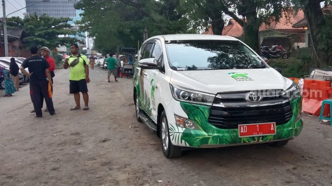 Lagi, Gibran Parkir Mobil Dinasnya, Kali ini di Proyek Viaduk Gilingan, Ada Apa?