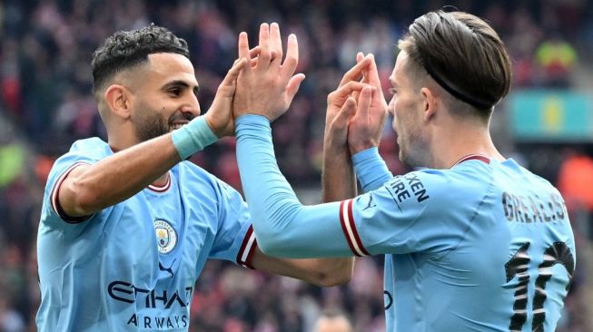 Duo winger Manchester City, Riyad Mahrez (kiri) dan Jack Grealish. [Glyn KIRK / AFP]