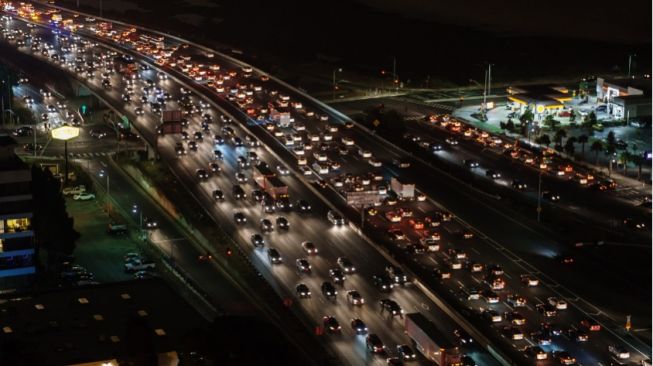 Jalur Tol Trans Jawa Kian Padat, One Way Dipercepat Mulai Malam Ini Pukul 21.30 WIB